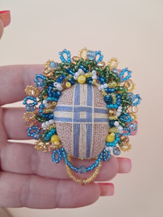 Брошка ручної роботи «Оберіг Мотанка» у рожевих тонах