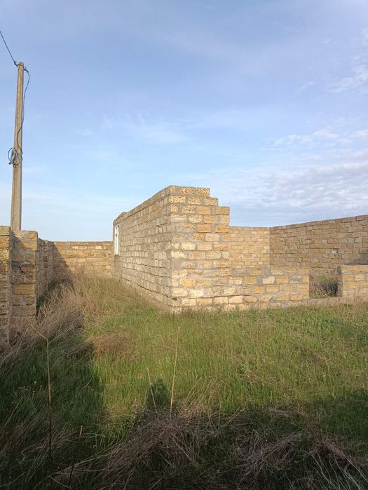 Продаю начатое строение с землей .