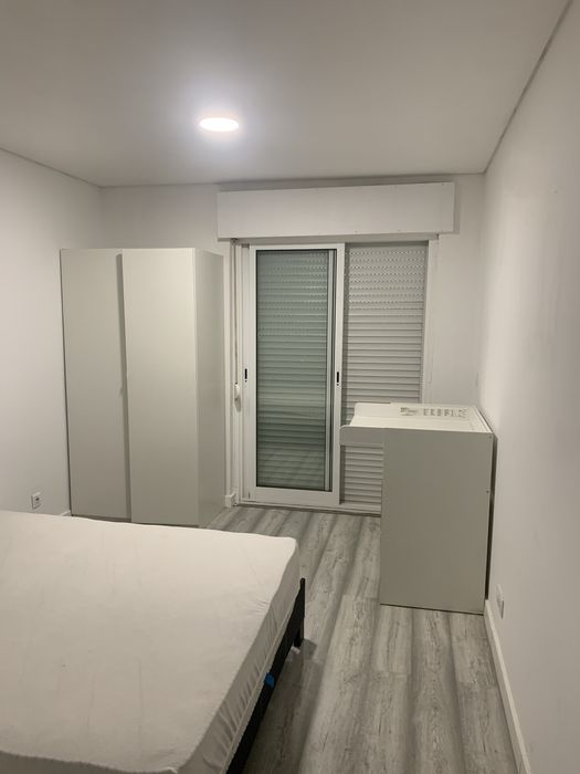 Aluga-se quarto
