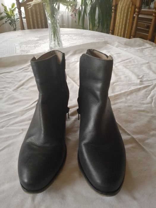 Kozaczki damskie w kolorze czarnym marki Fatface