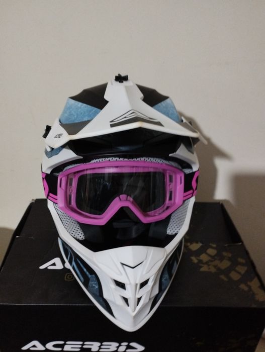 Capacete Acerbis e óculos Scott junto ou separado