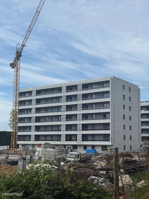 Fantástico T1 com varanda, lugar de garagem com vista para o S. João