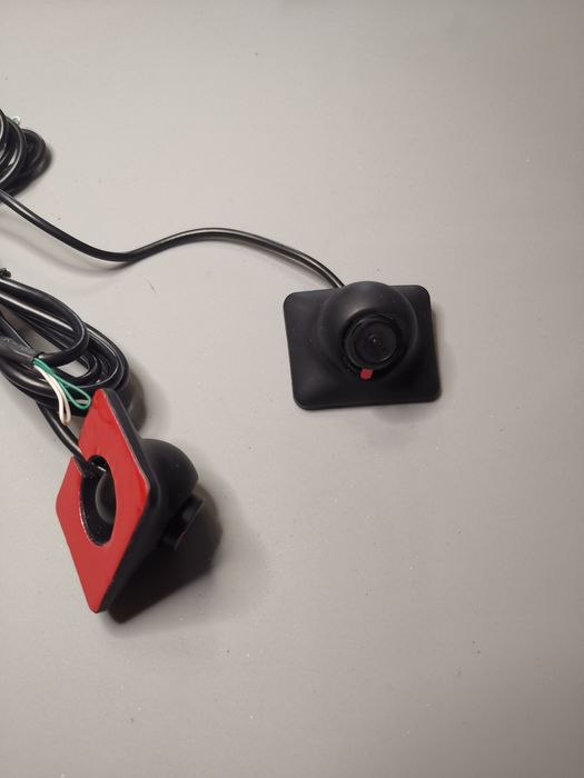 Автомобільний монітор з розділенням на 2 камери