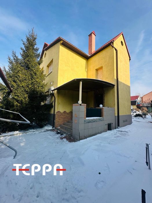 Продаж 2-поверхового будинку з каміном