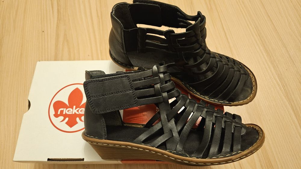 Skórzane sandały 'rzymianki' marki Rieker, jak nowe.