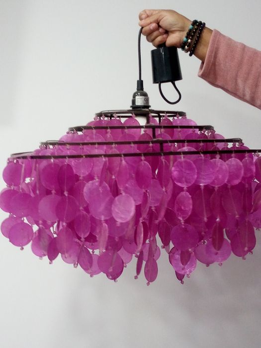 Um candeeiro rosa e um candeeiro azul