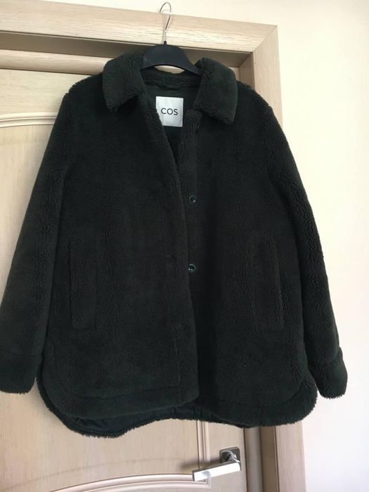 Шубка Cos стильна