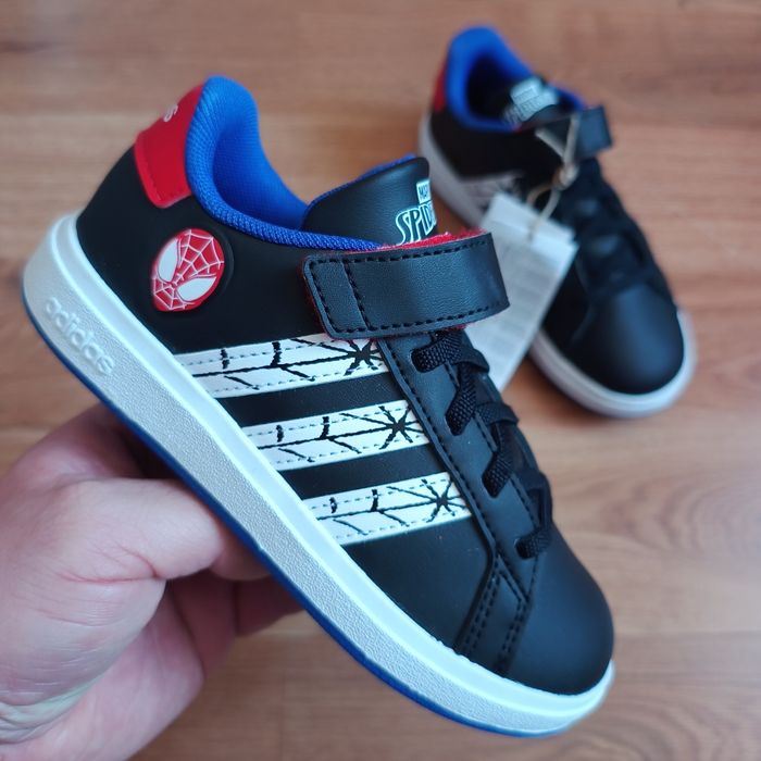 Нові оригінальні Adidas р30,32,34 довжина устілки по факту  19см 20.5см 22см