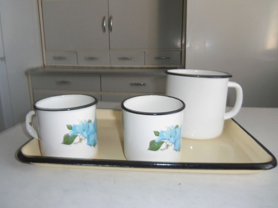 Посуда эмалированная СССР - селедочницы, кружки (новые)