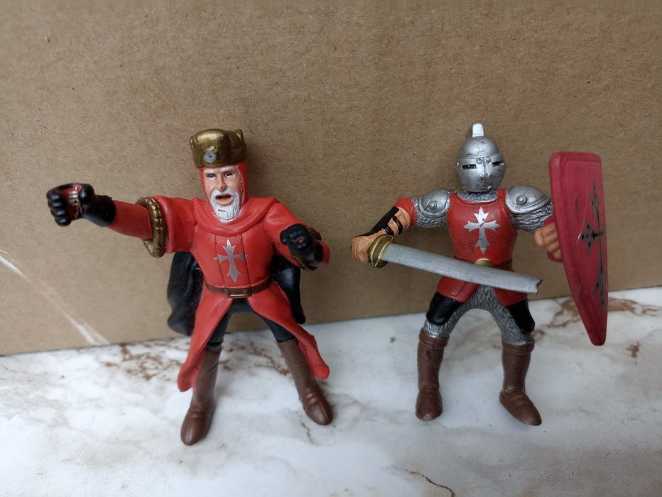 Dwie stare vintage figurki średniowiecznych rycerzy Papo Simba