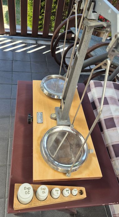 Zabytkowa waga szalkowa laboratoryjna i ceramiczne odważniki