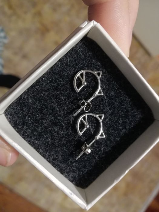 Brincos Gatos Stone by Stone 

Em aço Inoxidável

Comprados na Stone b