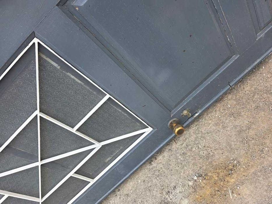 Porta em madeira robusta com aro, Fechadura e chave