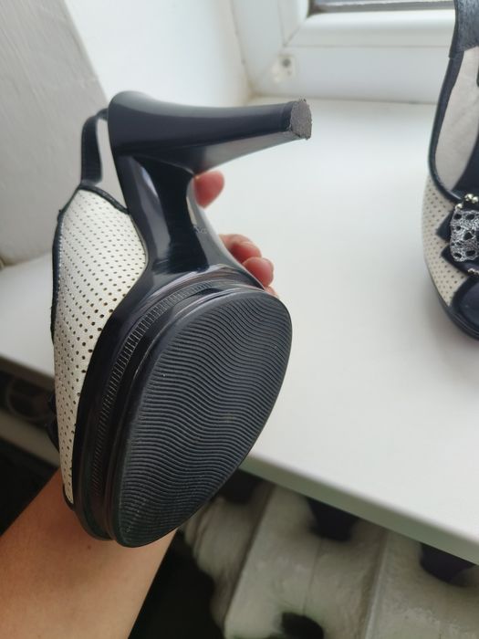 Босоніжки на високому підборі