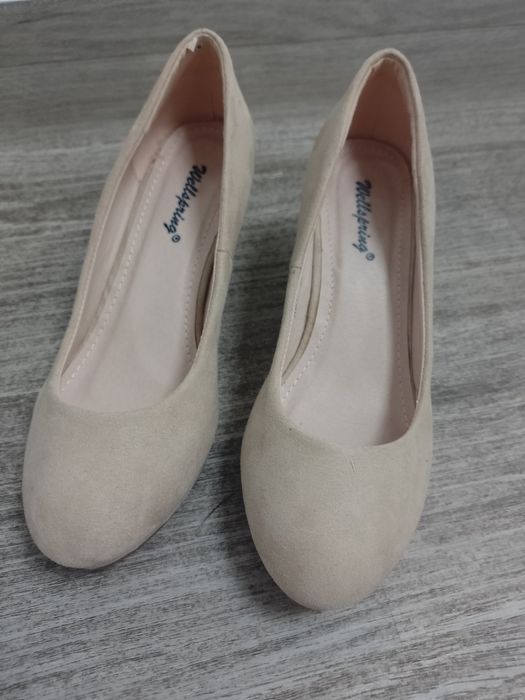 Sprzedam damskie buty rozmiar 36.