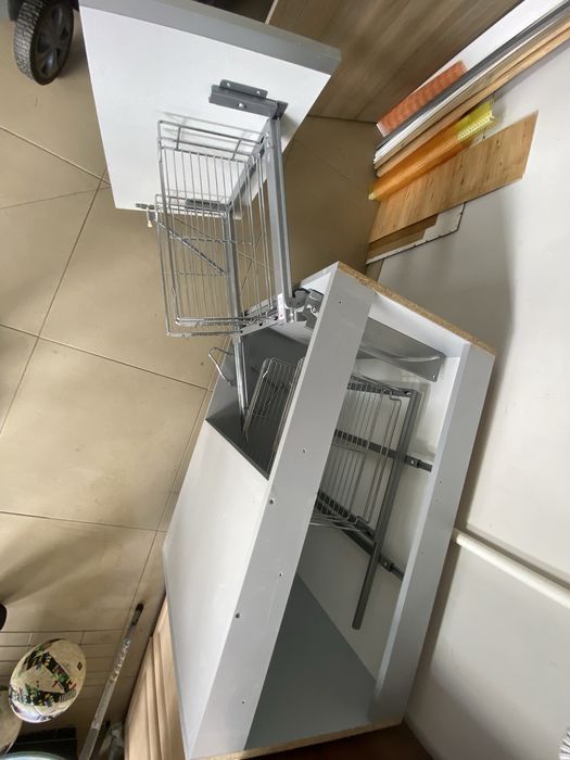 Szafka narożna z koszem cargo