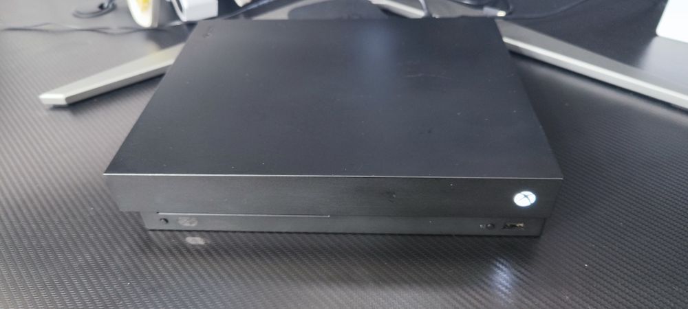 Xbox One X (como nova com FC26 instalado)