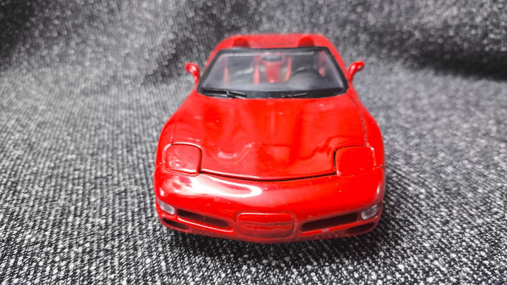 Модель Chevrolet Corvette 1997 масштаб 1:24 Bburago Italy