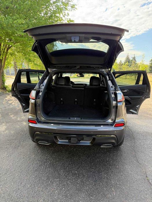 Jeep Cherokee Limited 2019 року в обвісі Overland з повним приводом