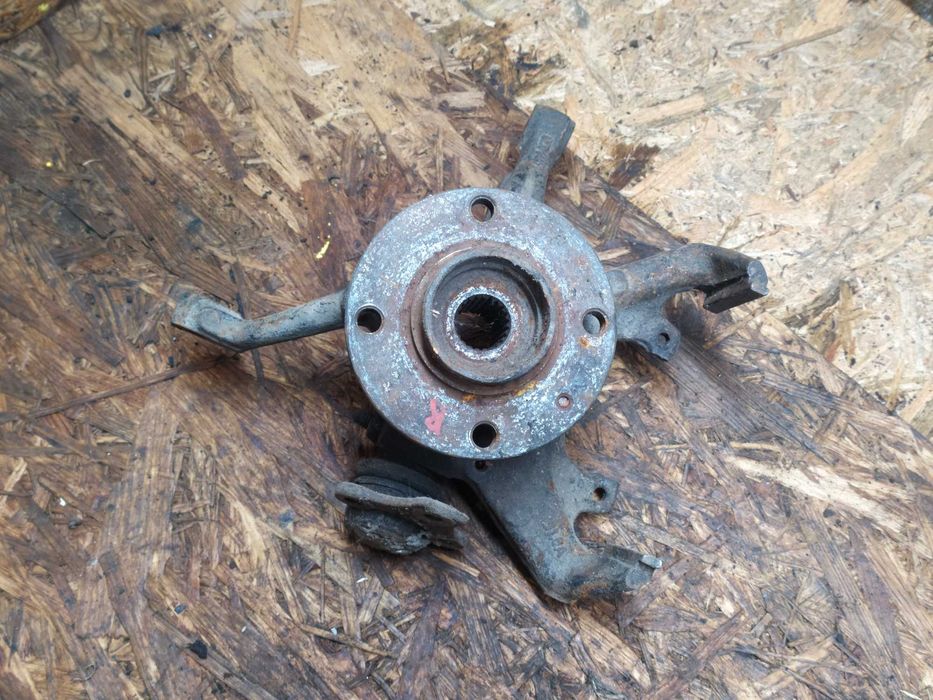 Передня права ступиця цапфа Гольф 2 Джета 2