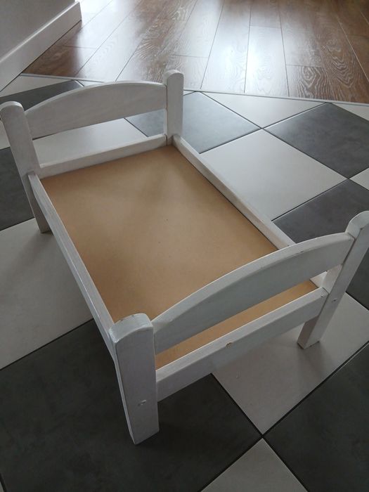 Białe drewniane łóżeczko dla lalek