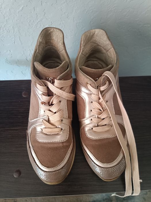 Жіночі кросівки натуральні беж