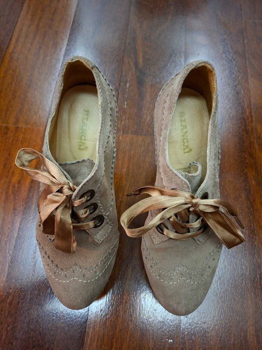 Sapatos em pele tacão alto cor bege com fitas de cetim