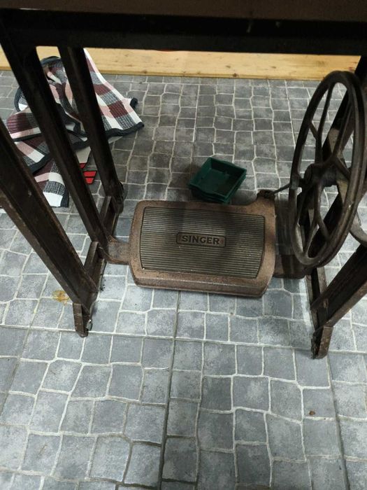 Máquina de Costura Singer com móvel e pedal – a funcionar