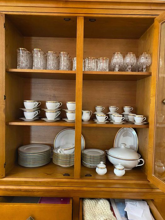 Moveis sala de estar mesa, cadeiras e estantes