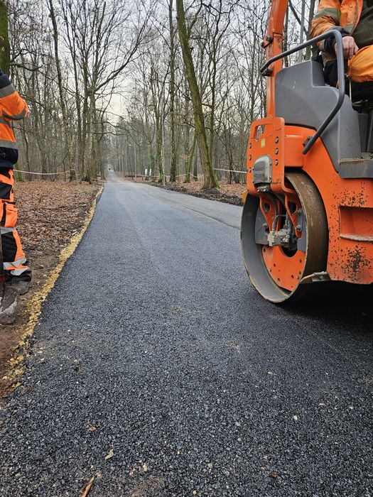 Asfaltowanie, kładzenie asfaltu, naprawa placu