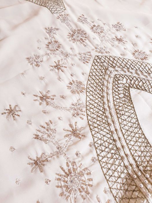 Vestido cru e dourado da marca Suite Blanco