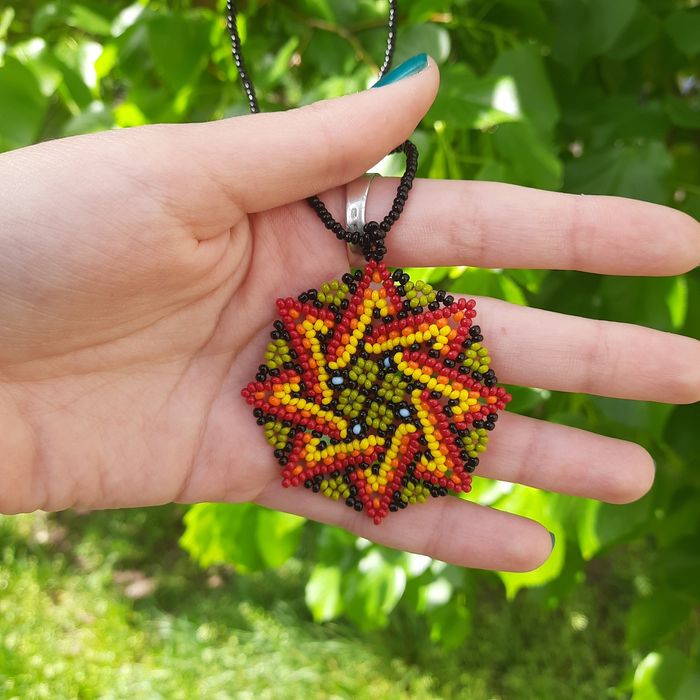 Уичольский оберег из бисера для привлечения богатства