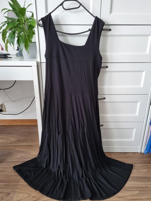 Wygodna elegancka czarna sukienka za kolano