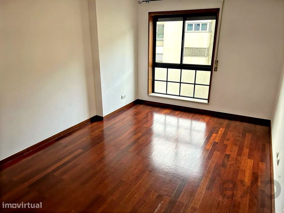 Apartamento T2  remodelado, varandas com vista desafogada, arqueamento