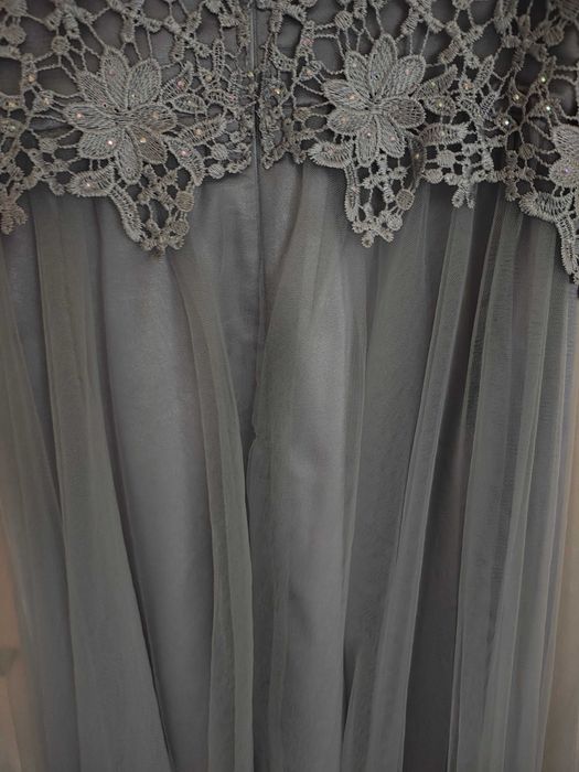 Elegancka sukienka z koronką i tiulem – srebrnoszara 34