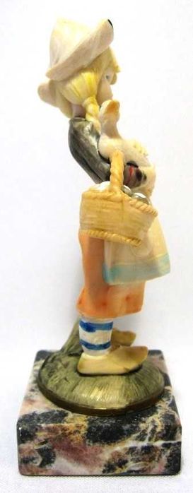 Статуетка Дівчинка Качка Кошик Композит Мармур Італія