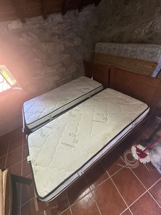2 estruturas de cama de solteiro e 2 colchões