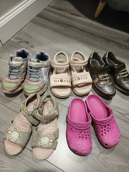 Віддам безкоштовно дитяче взуття