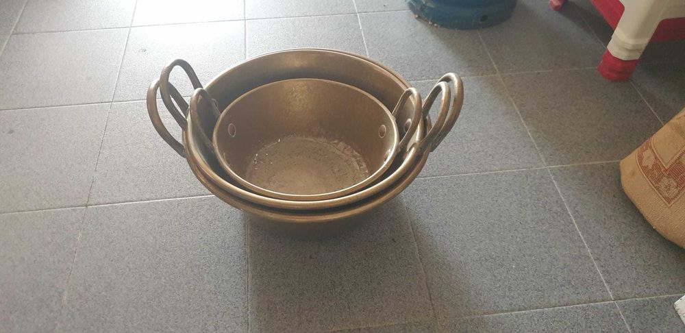 Tachos de latão três