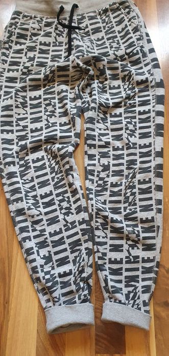 Штани фірми NIKE