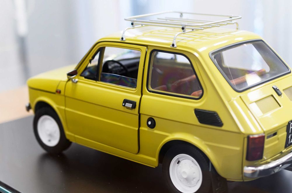 Model DEAGOSTINI Fiat 126p + przyczepa Niewiadów SKALA 1:8 + gablotka