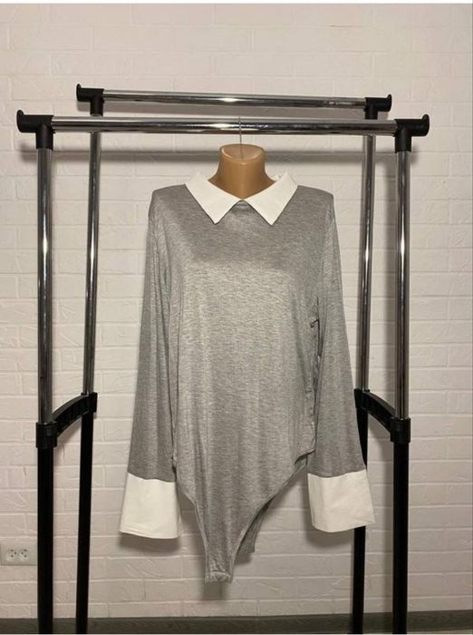 Комбідрес, тоненьке сіре боді з рукавами, коміром і манжетами