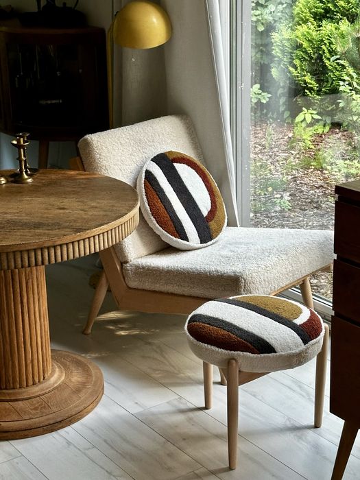 Podnóżek z lat 70. z poduszką - unikat po renowacji - bouclé