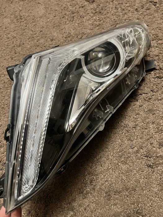 Фара від тойота венза 2013