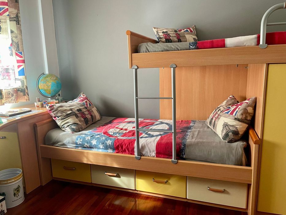 Secretária com arrumação