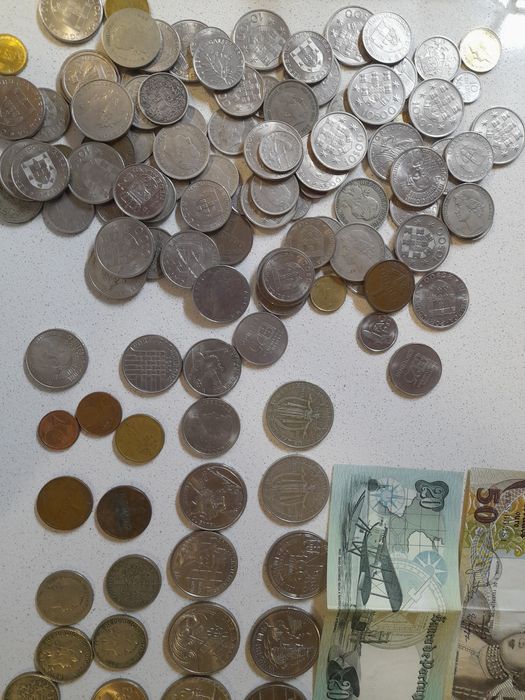 Moedas e notas antigas em escudos