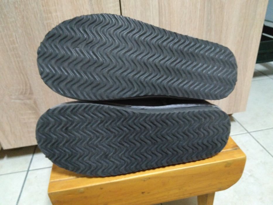 Botas com pêlo interior e efeito meia no exterior. Cinza tam 39