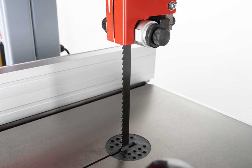 SERRA DE FITA DE MADEIRA HOLZMANN 400V Corte 220mm JL20