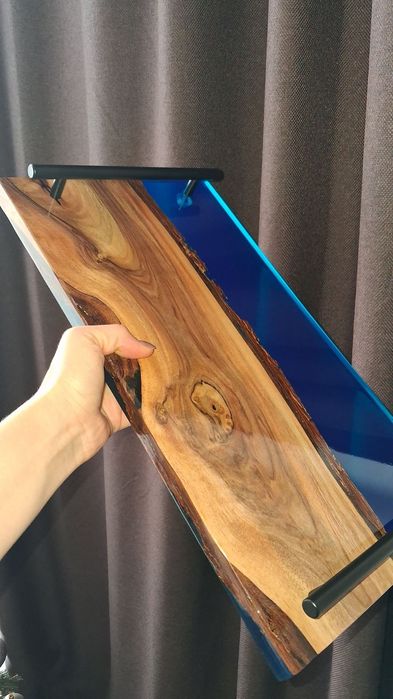 Піднос із дерева та епоксидної смоли.