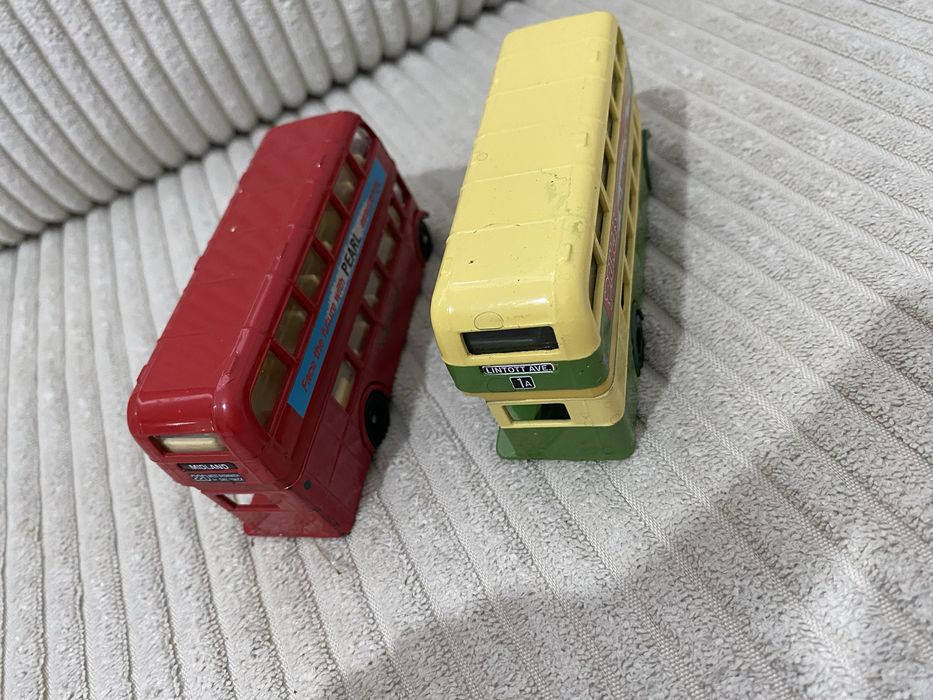 Dwa model autobusów Days Gone